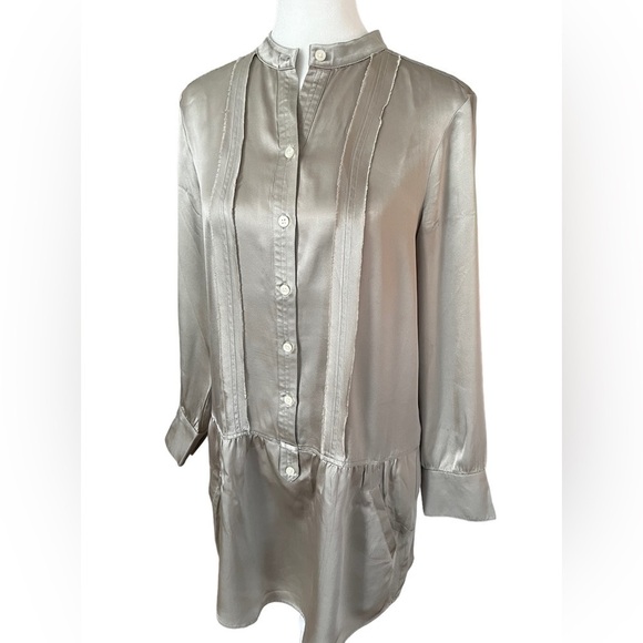 Like New Banana Republic 💯 Silk Silver Tunic Button Front Size 4P - Picture 1 of 13